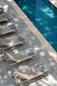 努马纳View Place & Spa的享有带躺椅的游泳池的顶部景致