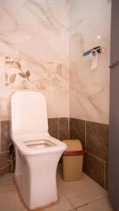 瓦迪拉姆Wadi Rum Desert Heart的一间位于客房内的白色卫生间的浴室