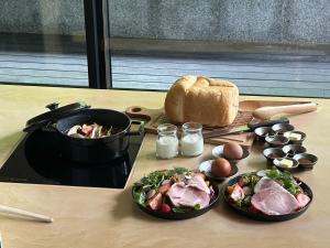 JozankeiSuigan的一张桌子,上面放着食物和面包