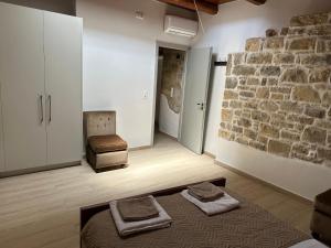 皮特斯迪亚Camara House的一间设有石墙和2条毛巾的客房