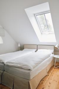 BarkelsbySchmiede的白色客房的一张床位,设有窗户
