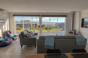 比那隆湾BINALONG BRAE @ Bay of Fires Two bedroom both with ensuites的客厅设有两张沙发和一个大窗户