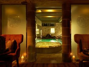 伯恩索尔德文郡费尔酒店的一个带游泳池的房间的大镜子