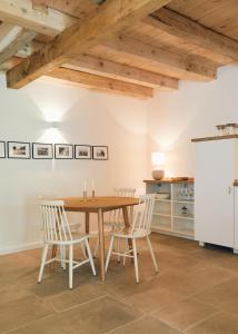 BarkelsbySchmiede的厨房以及带木桌和椅子的用餐室。