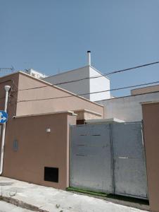 托尔基亚罗洛AvVolta nel Salento - Room & Relax的前面有大金属门的建筑