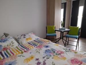 加沃泽Jaworze的一间卧室配有一张床、两把椅子和一张桌子