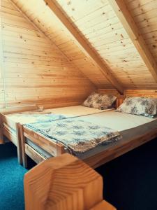 萨拉热窝Guest house Nizama's Place的小屋内的一张床位,设有木制天花板