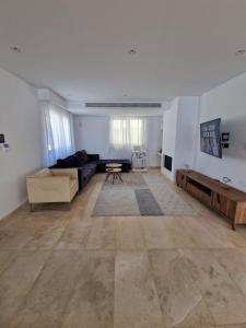 PaphosLuxury 6 bedrooms villa in Cyprus的客厅配有沙发和桌子
