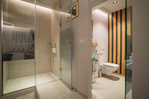巴克乌i3 Boutique Apart的带淋浴和卫生间的浴室