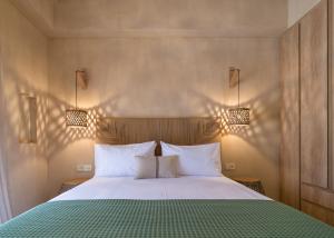 瓦西里科斯Terra Oleana Cottages的一间卧室配有一张大床和两个枕头