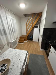 奥西耶克Privatni Smještaj Harmony的一间小厨房,房间内设有楼梯