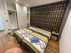 洛格罗尼奥APARTAMENTO TROMPETA GaRaJe的一间卧室设有一张床和一面墙