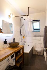 鲁尔河畔米尔海姆Renoviertes Design Apartment mit Toller Terasse的一间带水槽、浴缸和卫生间的浴室