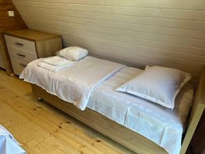 SuramiHeart of Surami的一张带白色床单和枕头的床