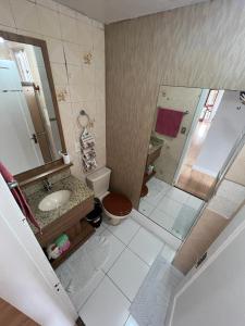 本图贡萨尔维斯Ap 3 qts, a suíte e mais 1 qt com split的浴室配有卫生间、盥洗盆和淋浴。
