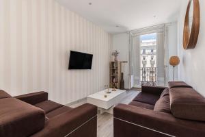 马德里BNBHolder Apartamentos en Sol Confort 9的带沙发和电视的客厅