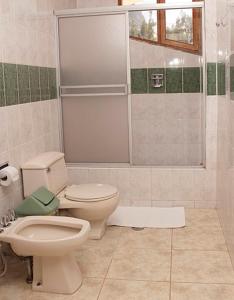 乌鲁班巴波萨达特莱斯玛丽亚酒店的浴室配有卫生间、淋浴和盥洗盆。