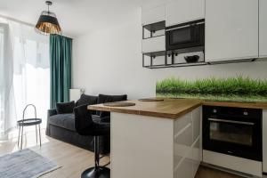 弗罗茨瓦夫RentPlanet - Apartament Braniborska的一间配有沙发和桌子的厨房