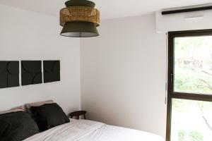 马赛Charment appartement à Marseille - Prado A/C的一间卧室设有一张床和一个窗口