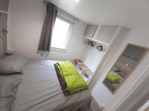 拉戈尔斯Mobil home climatisé 6pers. 3CH camping domaine de chaussy 5* Ardèche的一间小卧室,配有一张床和镜子
