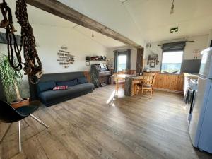 米湖Slow Travel Mývatn - Óli's Homestay-Private house v的客厅配有沙发和桌子