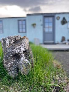 米湖Slow Travel Mývatn - Óli's Homestay-Private house v的房屋前草上的岩石