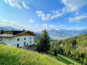 科莱伊萨尔科Schallerhof Sterzing - Deine Auszeit mit Ausblick in unseren Ferienwohnungen auf dem Bauernhof in Südtirol的享有山谷景致的山丘房屋