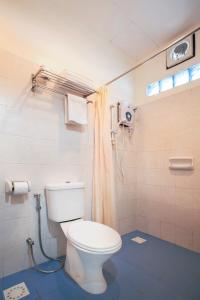 停泊岛金枪鱼海湾岛屿度假村 的一间带卫生间和淋浴的浴室