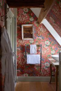 莱奇莱德Thyme的浴室设有红色墙壁和花卉壁纸