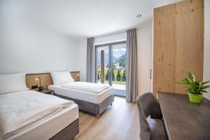 塞尔瓦迪加尔代纳山谷Apartments Chalet Silva的酒店客房设有两张床和一张桌子。