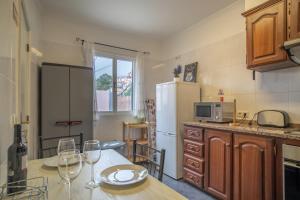 丰沙尔Casa Monte的厨房配有桌子和冰箱