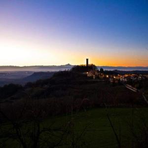Castellino TanaroPeter Pan的享有山丘美景,日落时分有塔楼