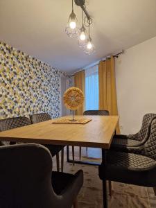 ArcaniCasa Eridav的餐桌、椅子和风扇