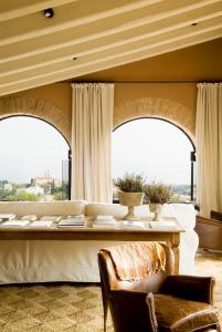 圣维森特-德蒙塔尔特达尔特莫拉酒店的客厅配有桌子和2扇窗户