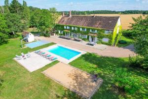 Saint-Maurice-sur-AveyronCrazy Villa Etisseaux 45 - Heated pool - Volley court - 1h30 Paris - 45p的享有带游泳池的房屋的空中景致