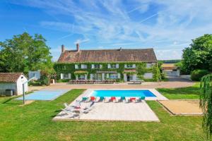 Saint-Maurice-sur-AveyronCrazy Villa Etisseaux 45 - Heated pool - Volley court - 1h30 Paris - 45p的房屋前带游泳池的庄园
