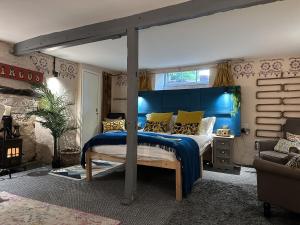 塔维斯托克One Drake Road, Tavistock, Devon的一间卧室配有一张蓝色床头板的床