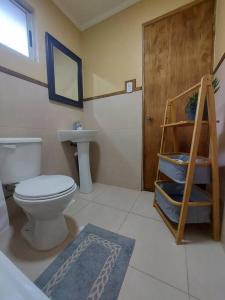 圣克鲁兹Casa Encino的一间带卫生间和水槽的浴室