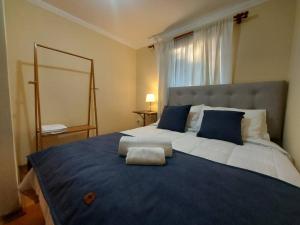 圣克鲁兹Casa Encino的一间卧室配有一张带蓝白色床单的大床