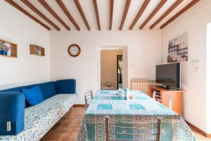 苏比亚诺La Finestra Sul Fiume的客厅配有蓝色的沙发和桌子