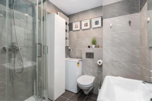 波兹南Kosińkiego Apartament Poznań by Renters的浴室配有卫生间、淋浴和盥洗盆。