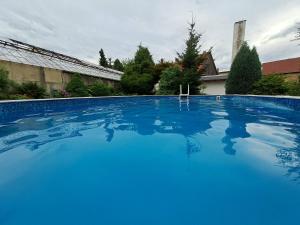 捷克卡梅尼采卡梅里酒店的院子里的大型蓝色游泳池