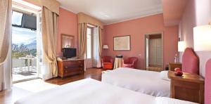 博尔米奥巴尼诺维QC温泉大酒店 的酒店客房设有两张床和电视。