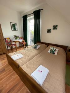 韦茨泽基斯韦斯基Villa Marzenie Pokój 2 osobowy的一间卧室配有两张带毛巾的床