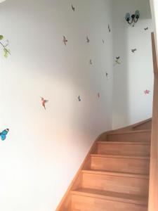 罗什福尔LA MAISON DU BONHEUR的墙上挂着蝴蝶标记的楼梯