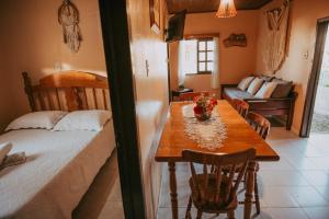 大普拉亚Morada perto dos Canyons e Balões - Rosa dos Canyons的一间带桌子和床的房间以及一间卧室