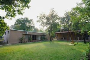SohāgpurCheetal Resort-Best Jungle Resort的房屋设有1个带秋千的庭院