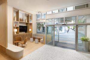 巴黎Residence Inn by Marriott Paris Didot Montparnasse的客厅设有滑动玻璃门