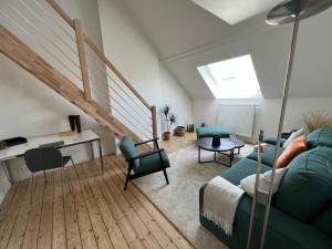 布鲁塞尔Cosy Nest的客厅配有绿色沙发和椅子
