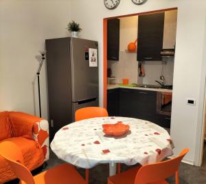 龙基德伊莱焦纳里Tre Continenti - Appartamento con parcheggio privato的厨房配有桌椅和冰箱。